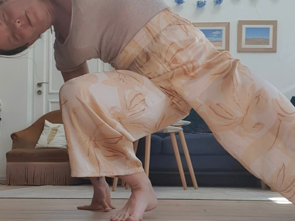 Skandasana pose, libre