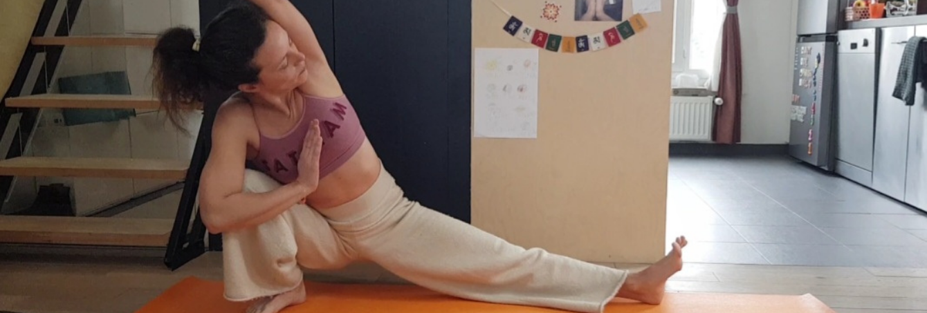 Skandasana pose, fente basse latérale